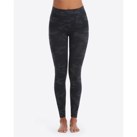 NWT SPANX Black Camo Look at Me Now Seamless Legging - Picture 2 of 13